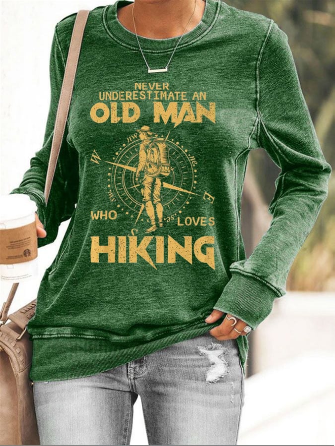 Women's Never Underestimate an Old Man Who Loves Hiking Print Sweatshirt
