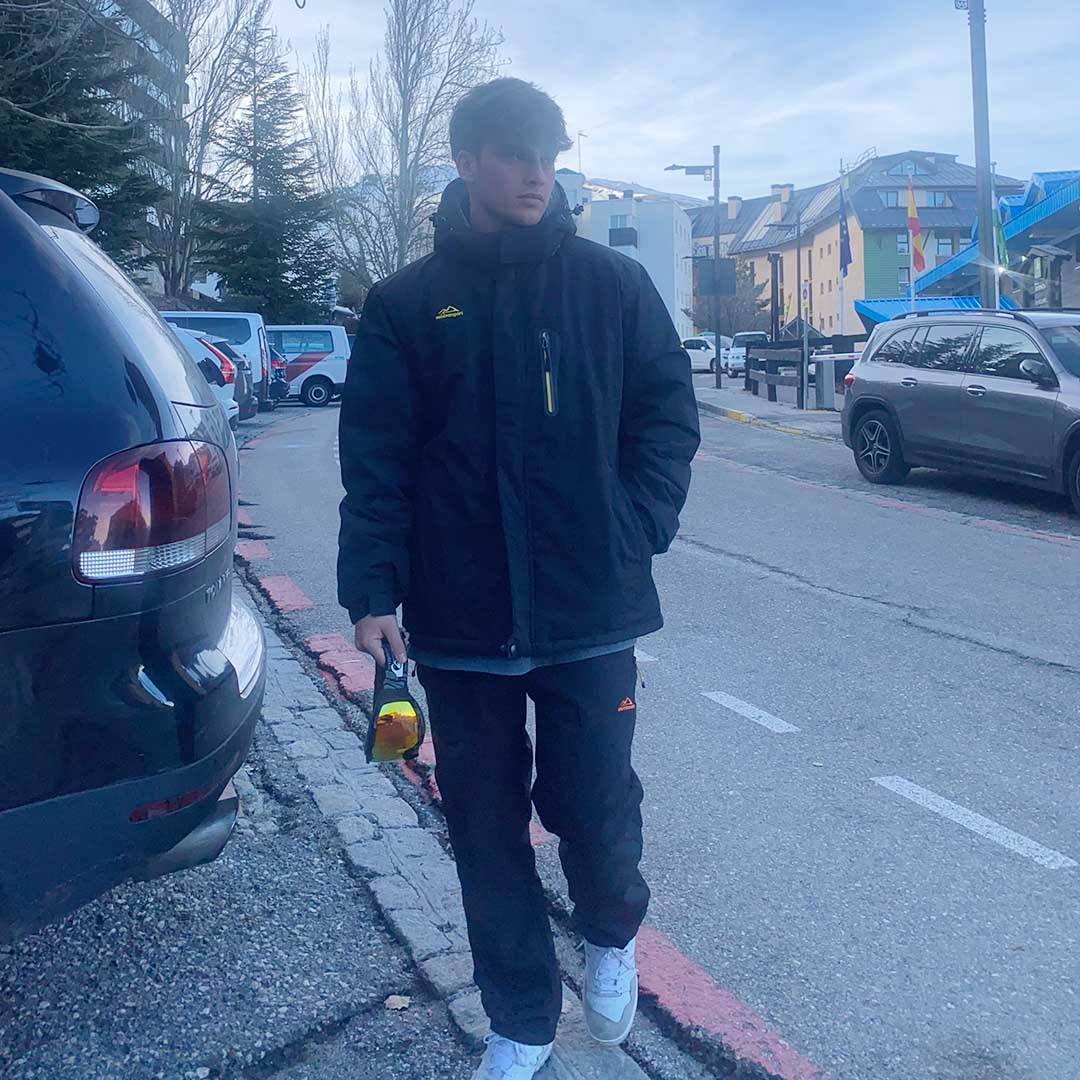 Men's Windproof Fleece Lined Ski Jacket with Multiple Pockets